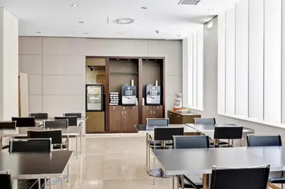 Un restaurante o sitio para comer en B&B HOTEL Zaragoza Los Enlaces Estación