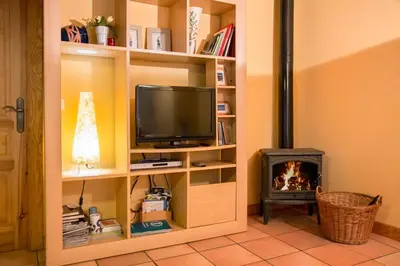 Una televisión o centro de entretenimiento en Garxo Apartamentos