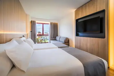 Cama o camas de una habitación en Occidental Pamplona