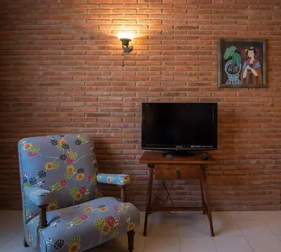 Una televisión o centro de entretenimiento en Apartaments Suites Sant Jordi