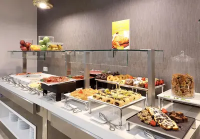 Comida en o cerca de este hotel