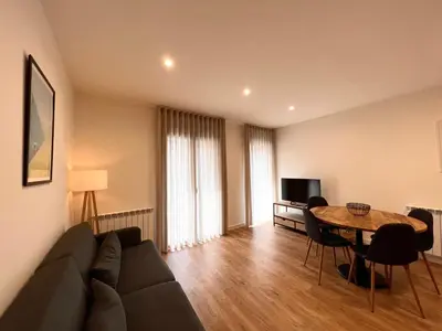 Una televisión o centro de entretenimiento en Espot Cowork & Apartments - L'Amfitriona