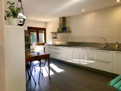 Una cocina o zona de cocina en Acogedora casa en la montaña