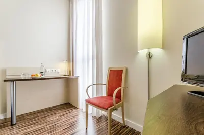 Una televisión o centro de entretenimiento en Hotel YIT Ciudad De Zaragoza