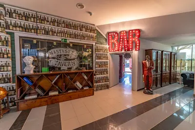 El salón o zona de bar de Nastasi Hotel & Spa