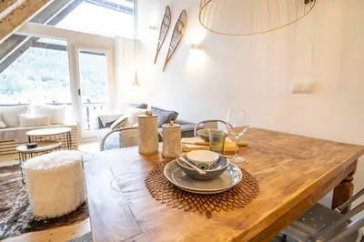 Zona de estar de Muntanyó Luxury Lodge con sauna, parking y guardaesquis en Ruda