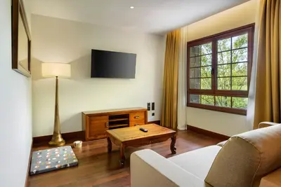 Una televisión o centro de entretenimiento en Hotel & Spa Monasterio de Boltaña
