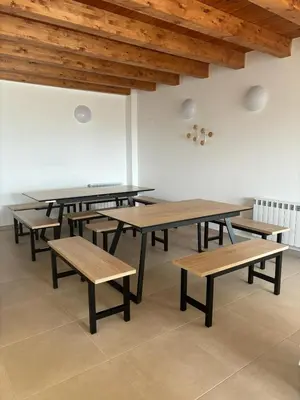 Un restaurante o sitio para comer en Albergue El Muro