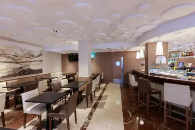 El salón o zona de bar de Hotel Pedro I De Aragon 4 Estrellas SUPERIOR