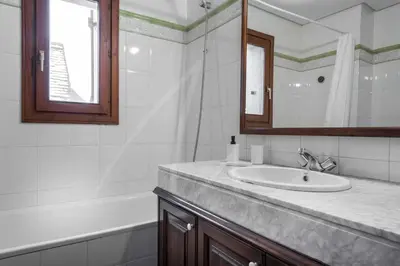 Un baño de Tanau 1700 by SeaMount Rentals