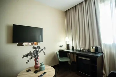 Una televisión o centro de entretenimiento en AZZ Pamplona Norte Hotel