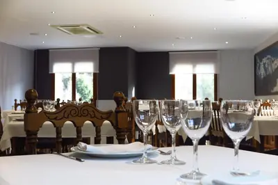 Un restaurante o sitio para comer en SNÖ Hotel Bielsa