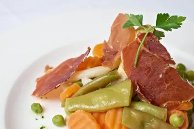 Comida en o cerca de este hotel