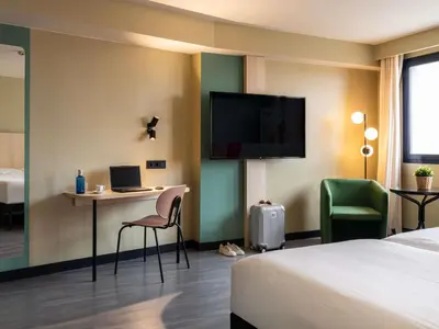 Una televisión o centro de entretenimiento en Ibis Styles Zaragoza Centro