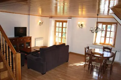 Una televisión o centro de entretenimiento en Apartamentos Deth Camin Reiau