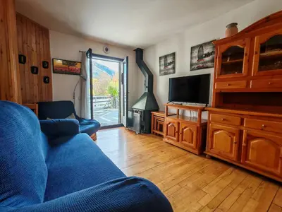Una televisión o centro de entretenimiento en Chimenea, terraza y parking- Tu refugio acogedor - Besiberri 3