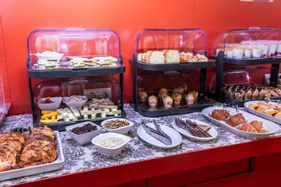 Comida en o cerca de este hotel