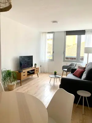 Una televisión o centro de entretenimiento en SAN LORENZO HUESCA con parking