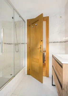 Un baño de Ático A Residencial Caldares El Pueyo