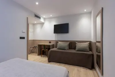 Una televisión o centro de entretenimiento en Hotel Casanova