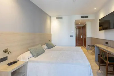 Una televisión o centro de entretenimiento en Hotel Casanova