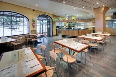 Un restaurante o sitio para comer en Hotel Casanova