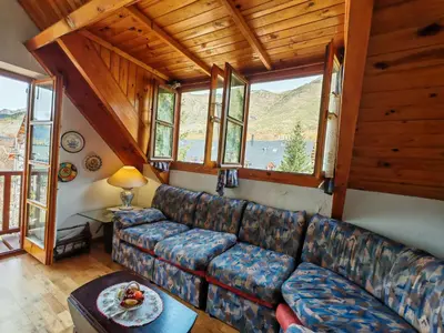 Zona de estar de Madera y espacio, tu dúplex funcional para famílias - Muntanyó 2