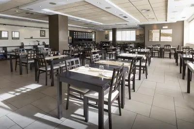 Un restaurante o sitio para comer en Hotel Plazaola