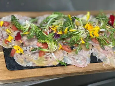 Comida en o cerca de este hotel
