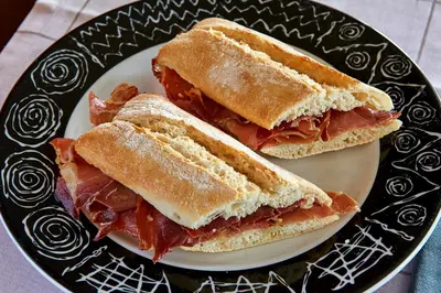Comida en o cerca de este hotel