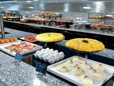 Comida en o cerca de este hotel