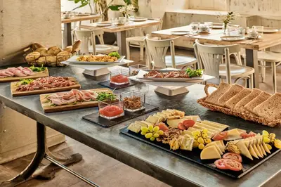Comida en o cerca de este hotel