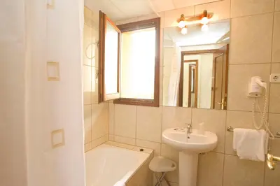 Un baño de Hotel Llibrada