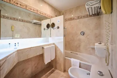 Un baño de Hotel Albret