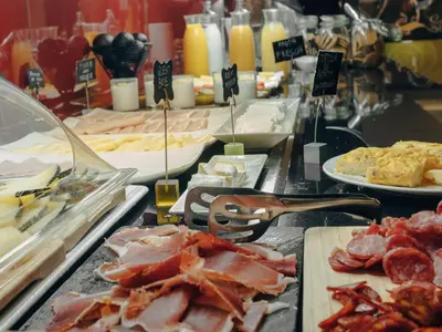 Comida en o cerca de este hotel