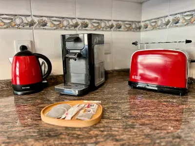 Utensilios para hacer té y café en Tenor Apartamento inc Parking