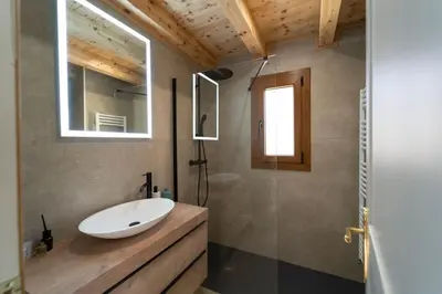 Un baño de WOW views next to the ski lift!