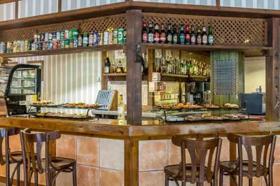 El salón o zona de bar de San Anton Benasque