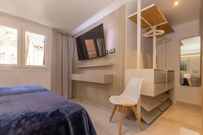 Una televisión o centro de entretenimiento en BALCON DE BENASQUE Losa Radiante Cama King Alta Gama Parking Opcional