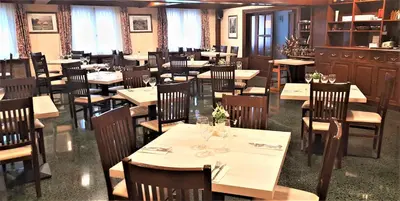 Un restaurante o sitio para comer en Hotel Urogallo