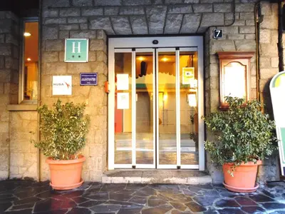 Fachada o entrada de Hotel Urogallo