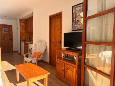 Una televisión o centro de entretenimiento en Tu rincón- Planta baja con jardín y parking - Dellui 2