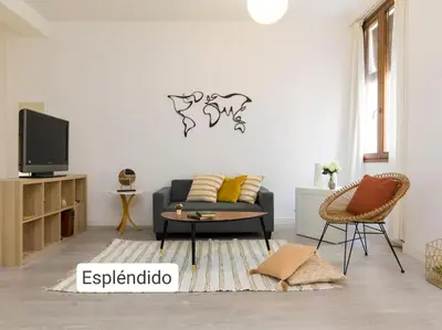 Una televisión o centro de entretenimiento en Moderno apartamento en casco histórico + desayuno!