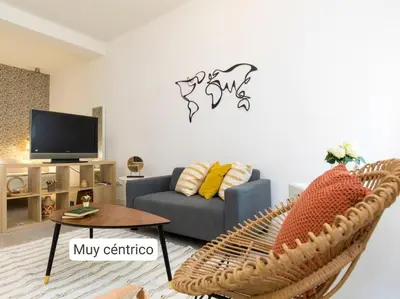 Una televisión o centro de entretenimiento en Moderno apartamento en casco histórico + desayuno!