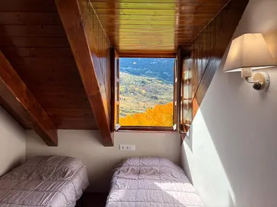 Cama o camas de una habitación en Triplex, chimenea y Wi-Fi, confort a tres niveles - Puig Falcó 1