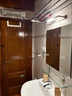 Un baño de Triplex, chimenea y Wi-Fi, confort a tres niveles - Puig Falcó 1