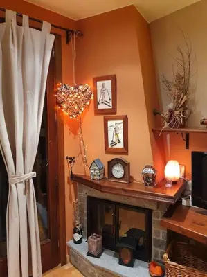 Una televisión o centro de entretenimiento en DUPLEX ABUHARDILLADO EN ESTERRI d'ÀNEU
