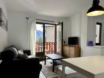 Una televisión o centro de entretenimiento en Tebarray ☆ Increíbles vistas, terraza y garaje · Pirineos360