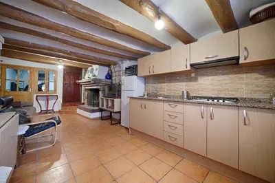 Una cocina o zona de cocina en agradable casa rural con chimenea y aire acondicionado
