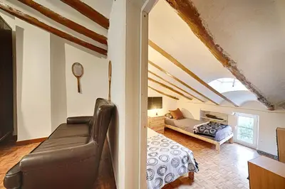 Zona de estar de agradable casa rural con chimenea y aire acondicionado